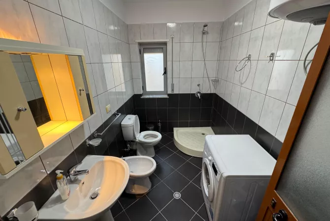 Shtepi ne shitje Apartament ne Tirane, 2+1, Mobilimi E mobiluar, Pagesa 147,000  Euro.