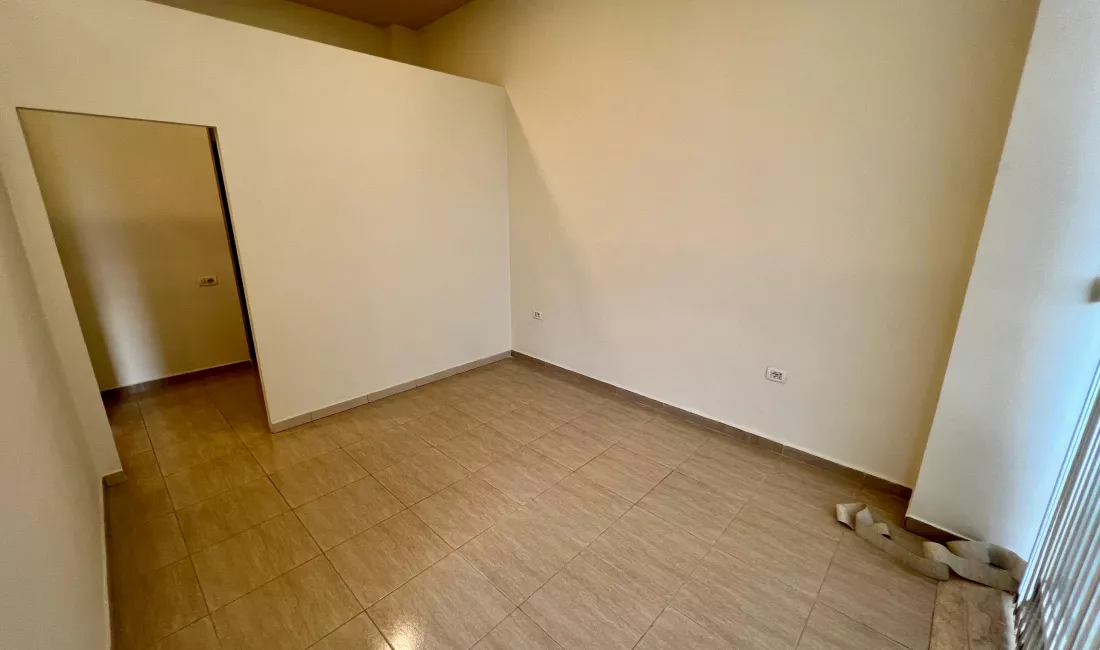  QERA Ambient Biznesi 📍 Prane Ish Ekspozites ,💶 Cmimi 550 Euro Neto