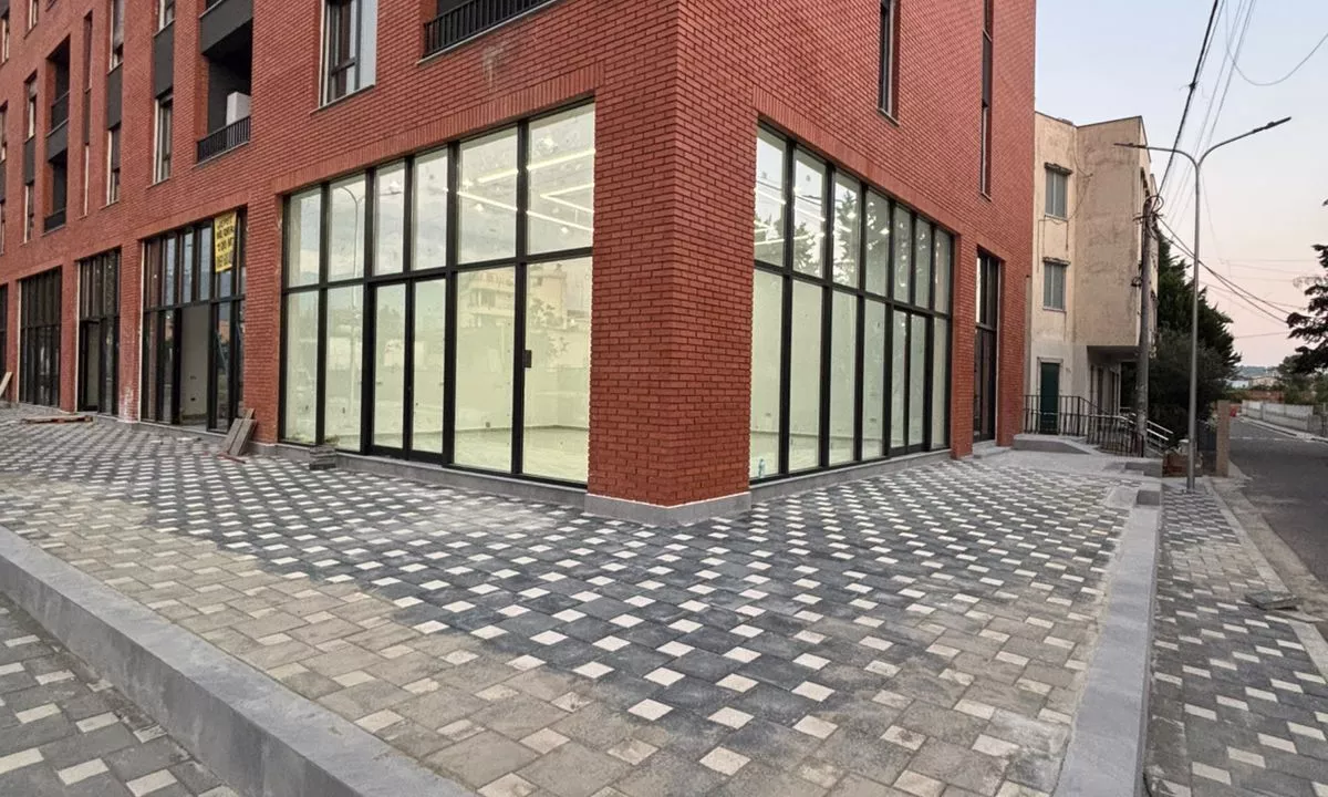 📣 Shitet Dyqan 📍 Paskuqan, prane Spitalit dhe Shkolles Paskuqan💶 Cmimi total: 214,600 Euro