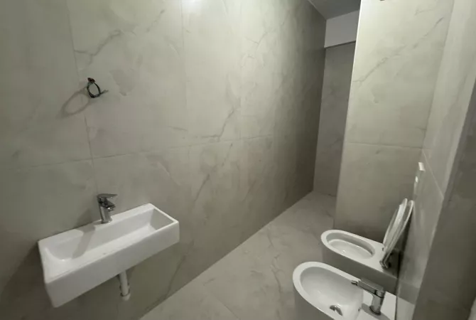 Shtepi ne shitje Apartament ne Tirane, 1+1, Mobilimi Bosh, pa mobiluar, Pagesa 79,000  Euro.