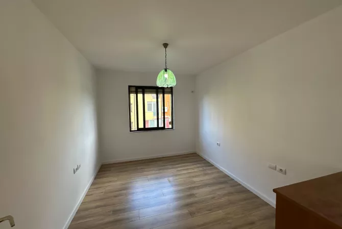 Shtepi ne shitje Apartament ne Tirane, 2+1, Mobilimi Bosh, pa mobiluar, Pagesa 165,000  Euro.