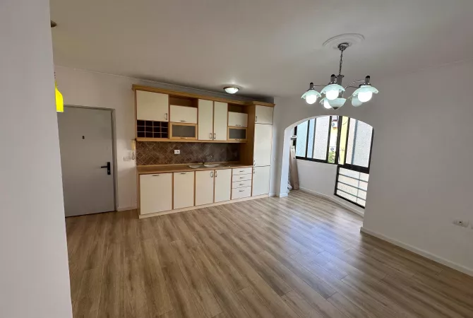 Shtepi ne shitje Apartament ne Tirane, 2+1, Mobilimi Bosh, pa mobiluar, Pagesa 165,000  Euro.