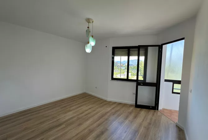 Shtepi ne shitje Apartament ne Tirane, 2+1, Mobilimi Bosh, pa mobiluar, Pagesa 165,000  Euro.