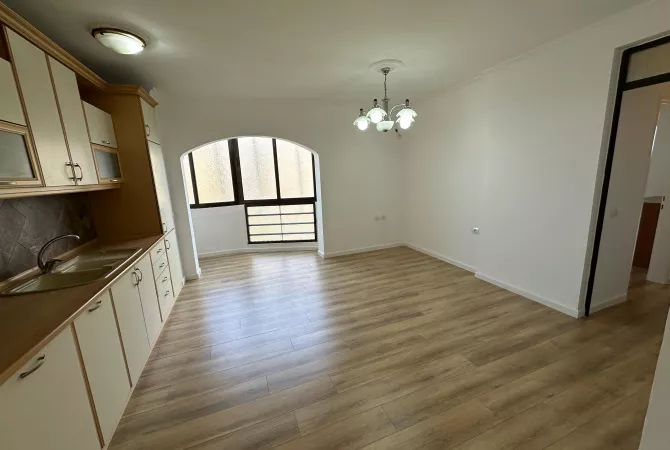 Shtepi ne shitje Apartament ne Tirane, 2+1, Mobilimi Bosh, pa mobiluar, Pagesa 165,000  Euro.