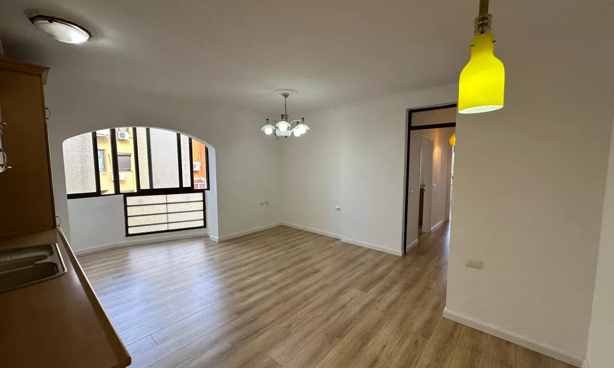 Shtepi ne shitje Apartament ne Tirane, 2+1, Mobilimi Bosh, pa mobiluar, Pagesa 165,000  Euro.