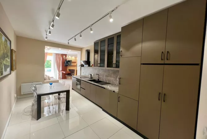 Shtepi ne shitje Apartament ne Tirane, 1+1, Mobilimi E mobiluar, Pagesa 800,000  Euro.