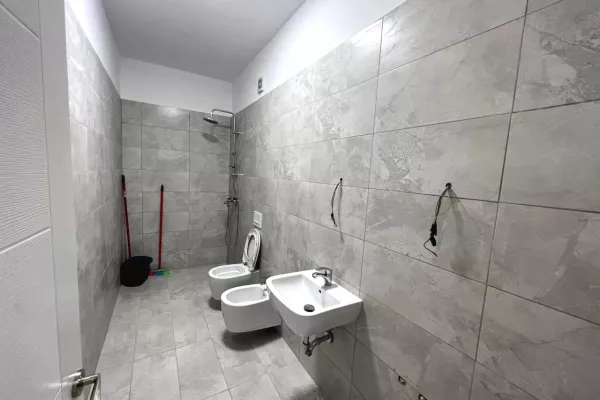 Shtepi ne shitje Apartament ne Tirane, 2+1, Mobilimi Bosh, pa mobiluar, Pagesa 185,000  Euro.