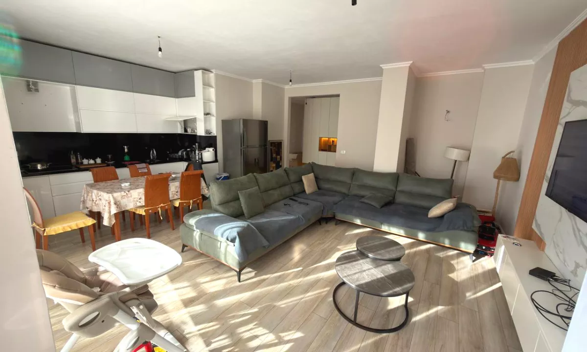 Shtepi ne shitje Apartament ne Tirane, 3+1, Mobilimi E mobiluar, Pagesa 248,000  Euro.