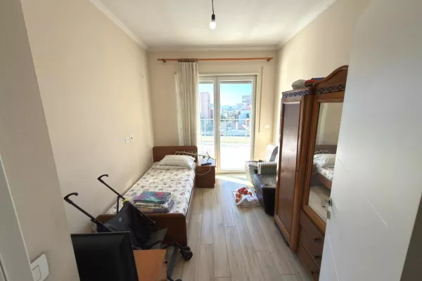 Shtepi ne shitje Apartament ne Tirane, 3+1, Mobilimi E mobiluar, Pagesa 248,000  Euro.