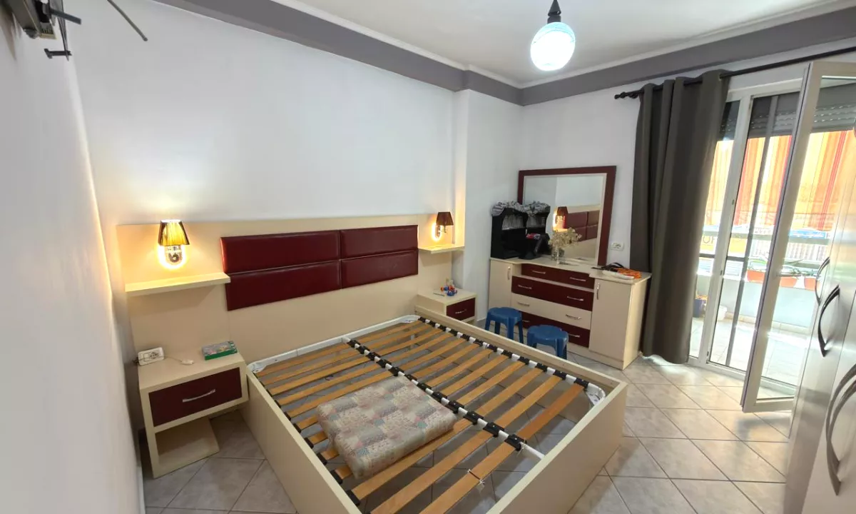 Shtepi ne shitje Apartament ne Tirane, 2+1, Mobilimi E mobiluar, Pagesa 150,000  Euro.