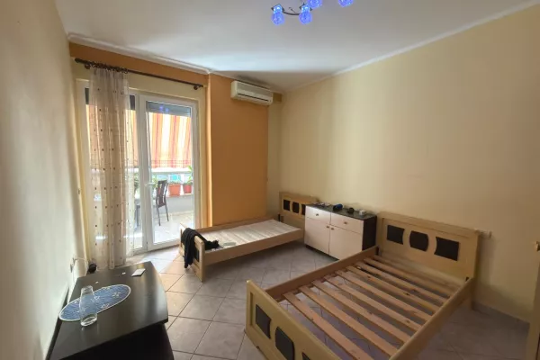 Shtepi ne shitje Apartament ne Tirane, 2+1, Mobilimi E mobiluar, Pagesa 150,000  Euro.