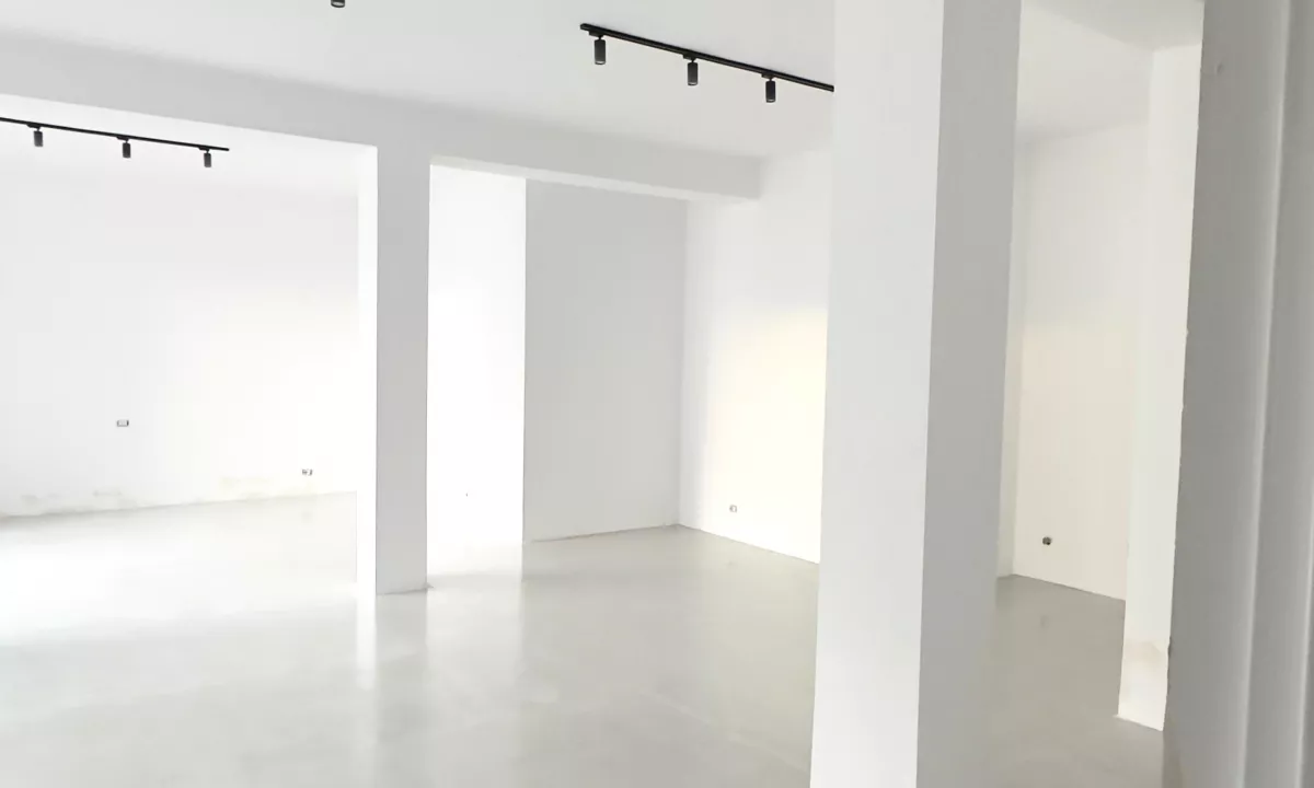 Jepet me qira ambient biznesi – 100 m2, kati perdhe 📍 Vendndodhja: Qender, Rruga Ibrahim Tukiqi