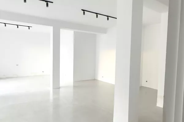 Jepet me qira ambient biznesi – 100 m², kati përdhe 📍 Vendndodhja: Qendër, Rruga Ibrahim Tukiqi