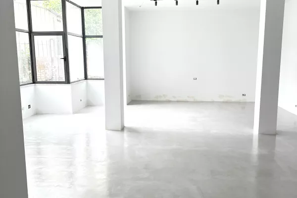 Jepet me qira ambient biznesi – 100 m2, kati perdhe 📍 Vendndodhja: Qender, Rruga Ibrahim Tukiqi