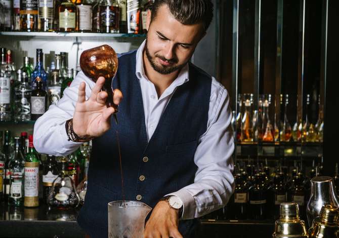 Njoftime Pune per Kamarier/e, Banakier/e ne Tirane