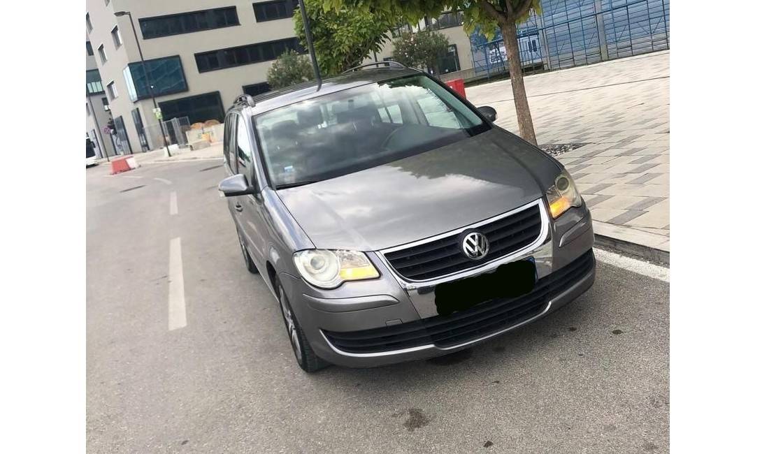 Jepet Volkswagen Touran me qera duke filluar nga 40 euro dita.