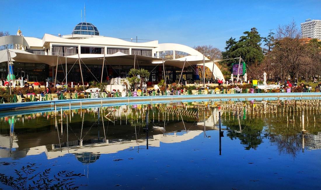 Offerte di lavoro a Tirana, Profession Ndihmes kamarier restoranti,Kamarier restoranti,Banakier/e,Kasiere, Sanitare,Kuzhinier , , Pagamento 50,000  Leke.