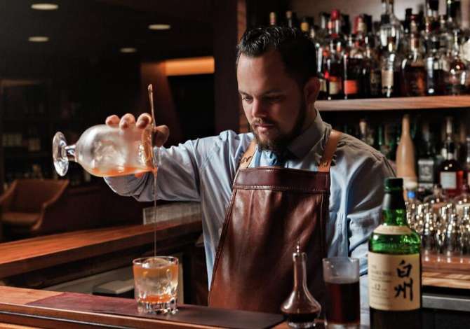 Njoftime Pune per Banakier/e, Kamarier/e ne Tirane