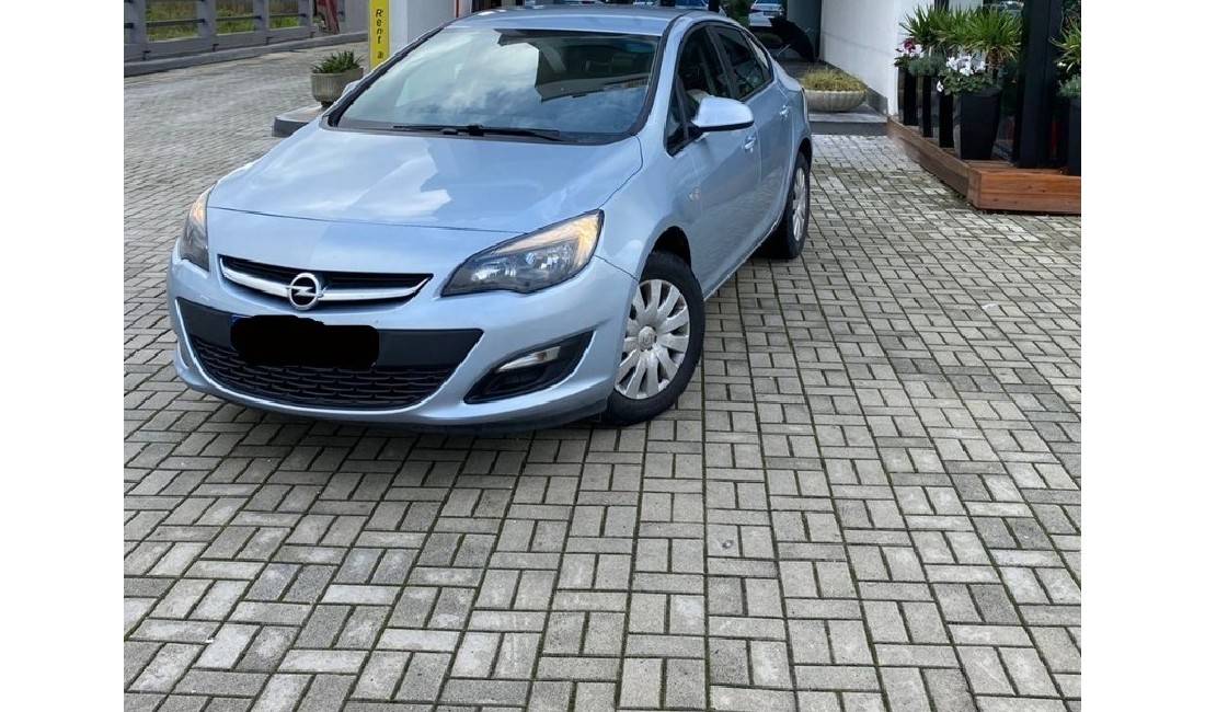 Jepet makina Opel Astra me qera duke filluar nga 30 euro dita.
