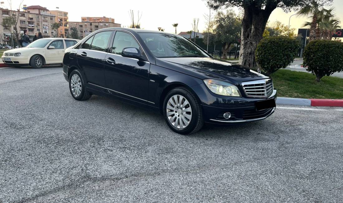 Jepet makina Mercedes-Benz c-class duke filluar nga 40 euro dita 