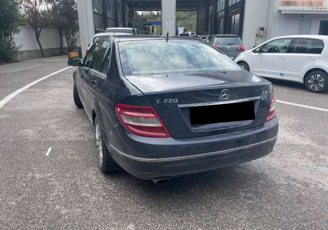 Jepet makina Mercedes-Benz c-class duke filluar nga 40 euro dita 