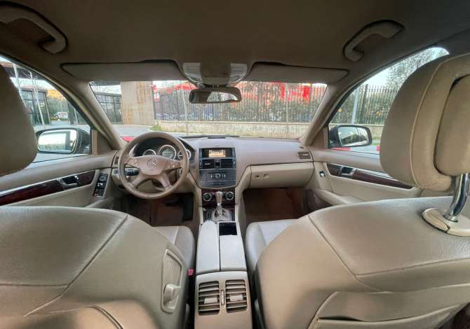 Jepet makina Mercedes-Benz c-class duke filluar nga 40 euro dita 