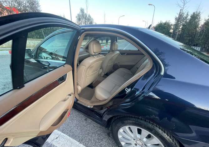 Jepet makina Mercedes-Benz c-class duke filluar nga 40 euro dita 