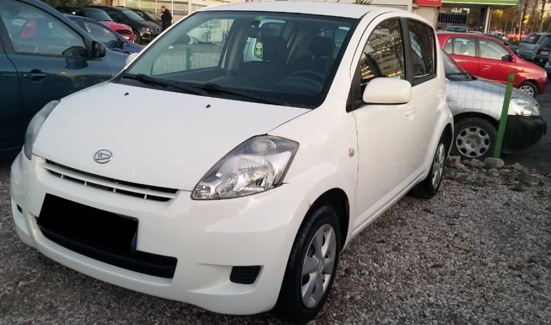 Jepet makina Daihatsu Sirion   me qera duke filluar nga 35 euro dita.