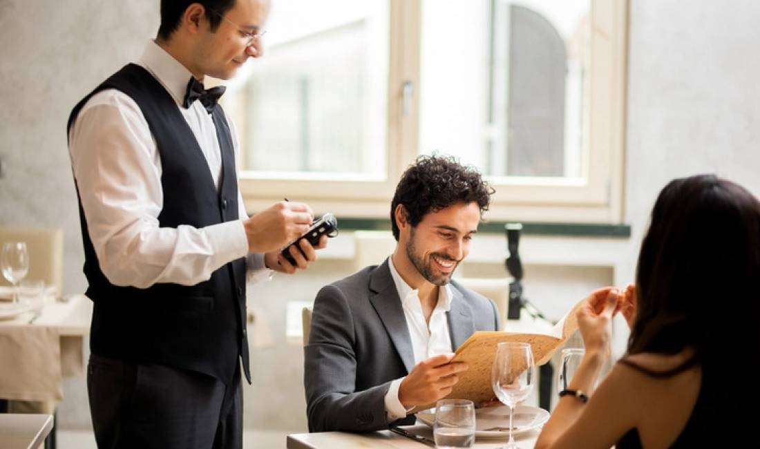 Offerte di lavoro a Tirana, Profession Kamarier/e, ndihmese per kuzhine , , Pagamento 30,000  Leke.