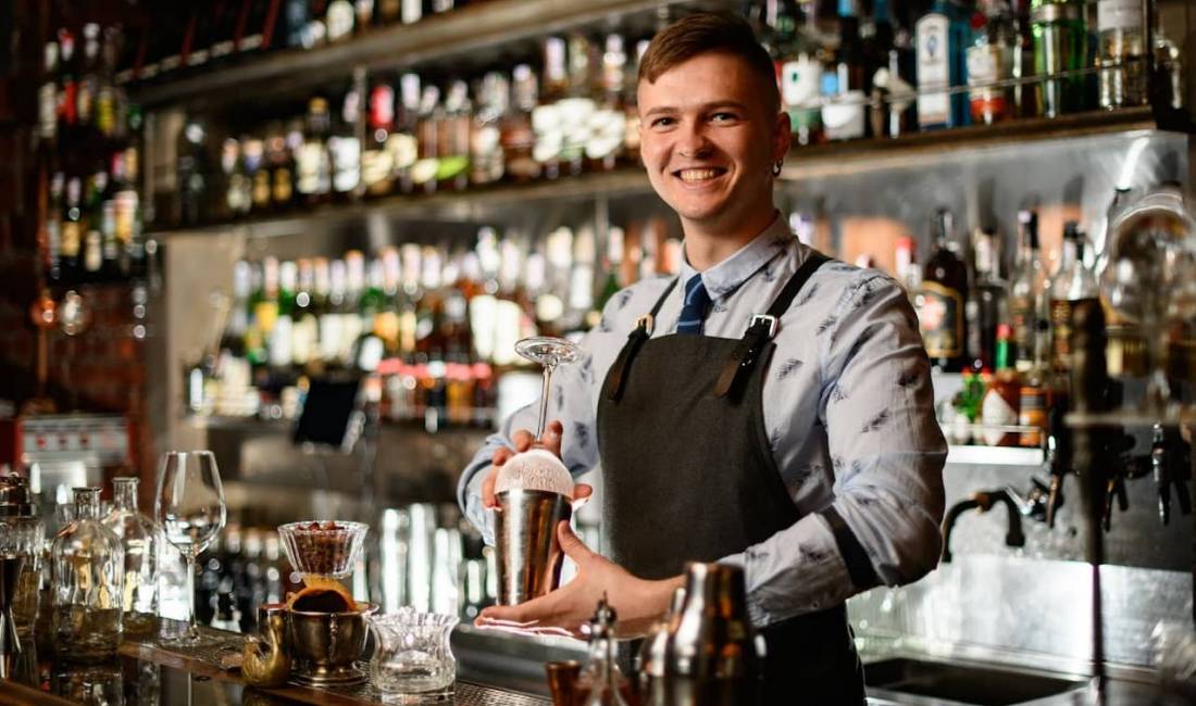 Offerte di lavoro a Tirana, Profession Banakier/e, Kamarier/e, Ndihmes/e Banakiere , , Pagamento 45,000  Leke.