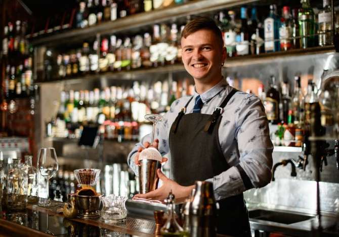 Njoftime Pune per Banakier/e, Kamarier/e, Ndihmes/e Banakiere ne Tirane