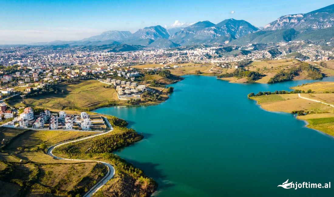 Shtepi ne shitje Vila Luksoze ne Tirane, 4+1, Mobilimi Bosh, pa mobiluar, Pagesa 506,000  Euro.