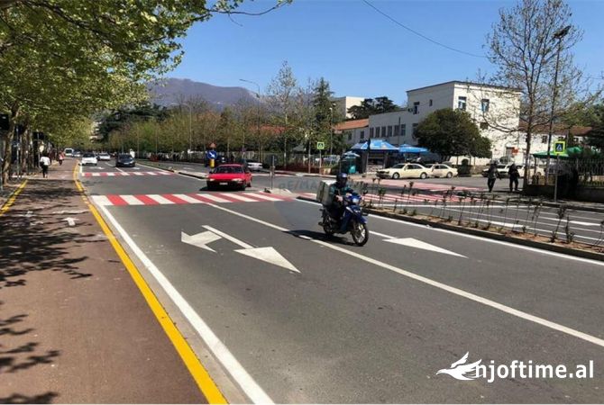 Ambiente Commerciale in Vendita 2+1 a Tirana - 435,000 Euro