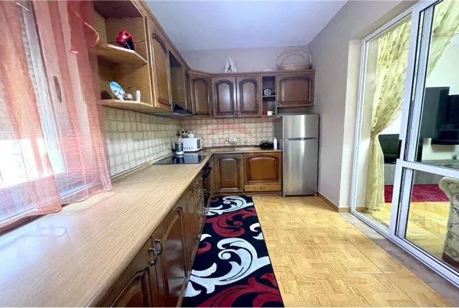 Shtepi ne shitje Apartament ne Tirane, 2+1, Mobilimi E mobiluar, Pagesa 195,000  Euro.