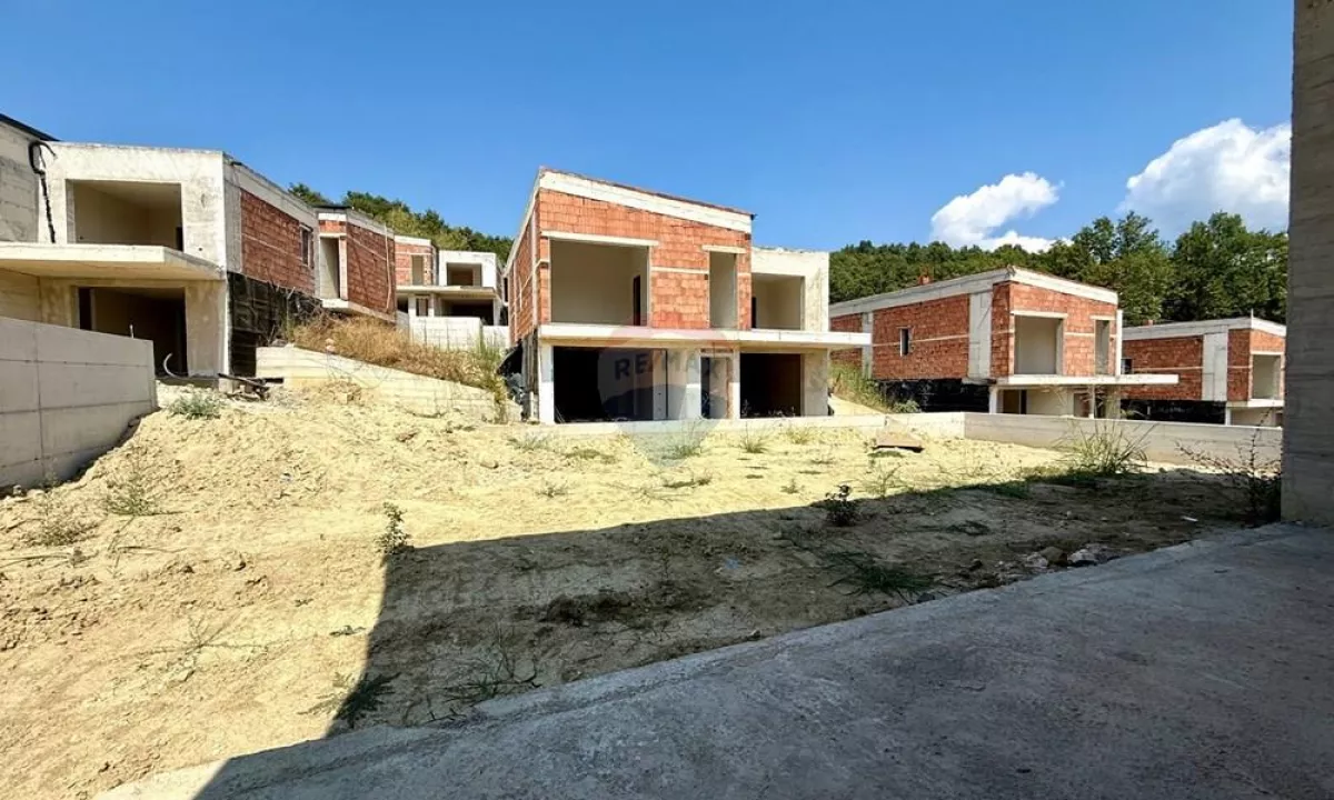 Shtepi ne shitje Vila Luksoze ne Tirane, 4+1, Mobilimi Bosh, pa mobiluar, Pagesa 505,000  Euro.