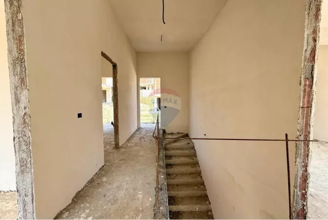 Shtepi ne shitje Vila Luksoze ne Tirane, 4+1, Mobilimi Bosh, pa mobiluar, Pagesa 505,000  Euro.