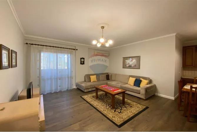Shtepi me qera Apartament ne Tirane, 2+1, Mobilimi E mobiluar, Pagesa 900  Euro.