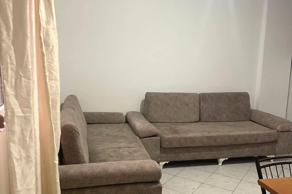 Shtepi me qera Shtepi Private ne Tirane, 1+1, Mobilimi E mobiluar, Pagesa 33,000  Leke.