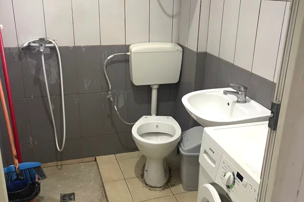 Shtepi me qera Shtepi Private ne Tirane, 1+1, Mobilimi E mobiluar, Pagesa 33,000  Leke.