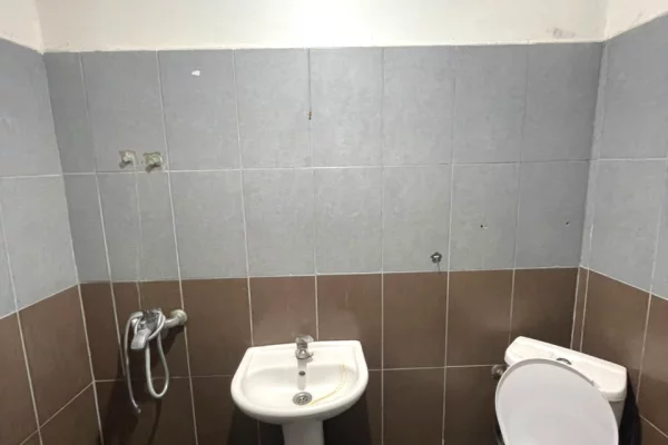 Shtepi me qera Shtepi Private ne Tirane, 1+1, Mobilimi E mobiluar, Pagesa 30,000  Leke.