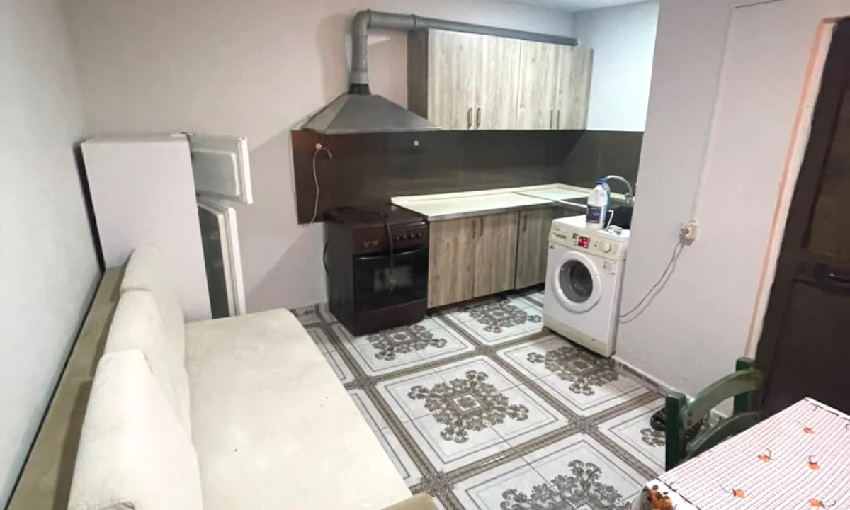 Shtepi me qera Shtepi Private ne Tirane, 1+1, Mobilimi E mobiluar, Pagesa 30,000  Leke.