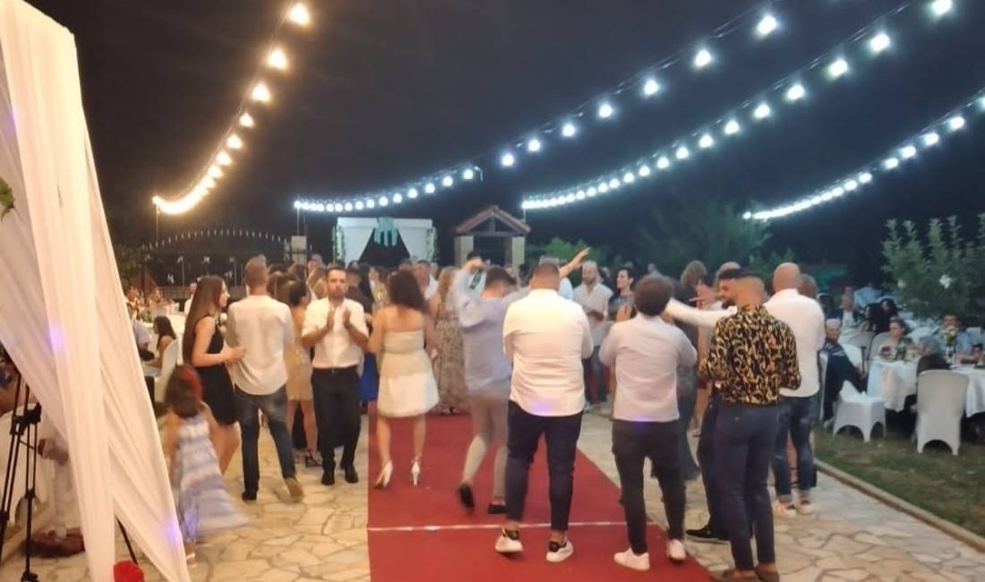 Ofrohen dekorime per dasma dhe evente.