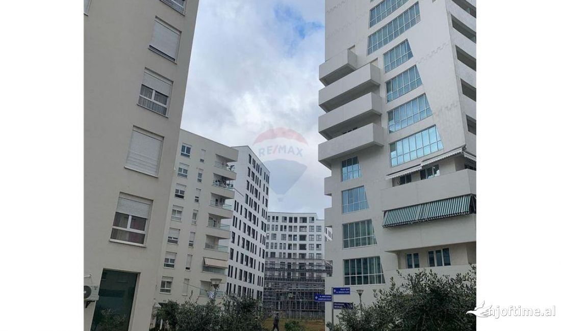 SHITET POST PARKIMI TEK MAGNETI