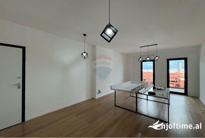 Shesim super apartament 3+1+2+ 3 ballkone te Tirana Garden Building