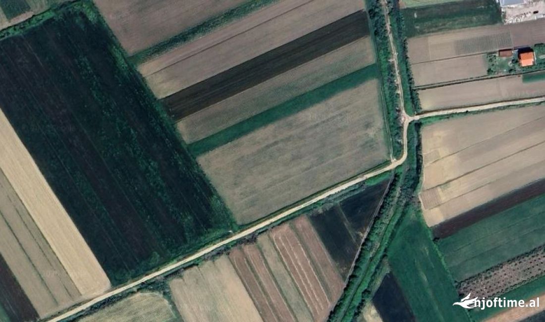 Shitet toke are ne shkalle 800m nga rruga kryesore