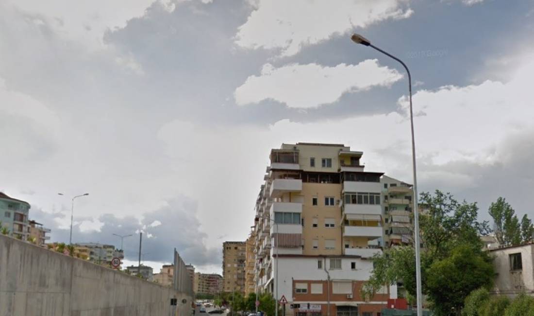 Garazh ne shitje tek \komuna Parisit