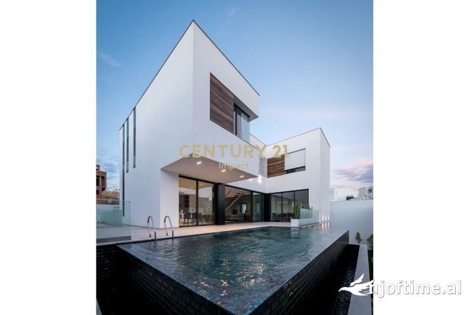 Shtepi ne shitje Vila Luksoze ne Durres, 4+1, Mobilimi E mobiluar, Pagesa 700,000  Euro.