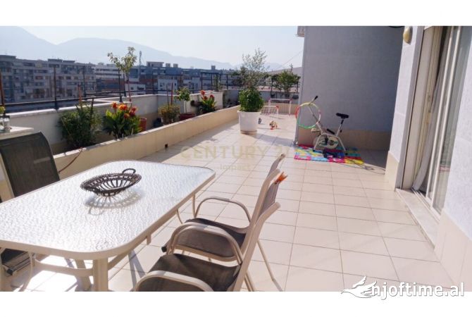 Shtepi ne shitje Apartament ne Tirane, 4+1, Mobilimi E mobiluar, Pagesa 370,000  Euro.