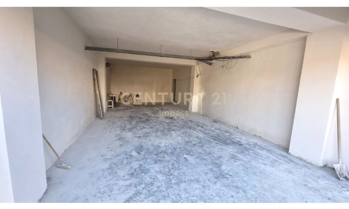 Ambient Komercial ne Shitje tek Kodra e Diellit BUZE RRUGES KRYESORE ME FASADE 17M!