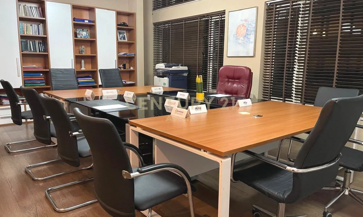 JEPET ME QIRA AMBIENT PER ZYRA TEK ISH EKSPOZITES, PERBALLE GJYKATES.